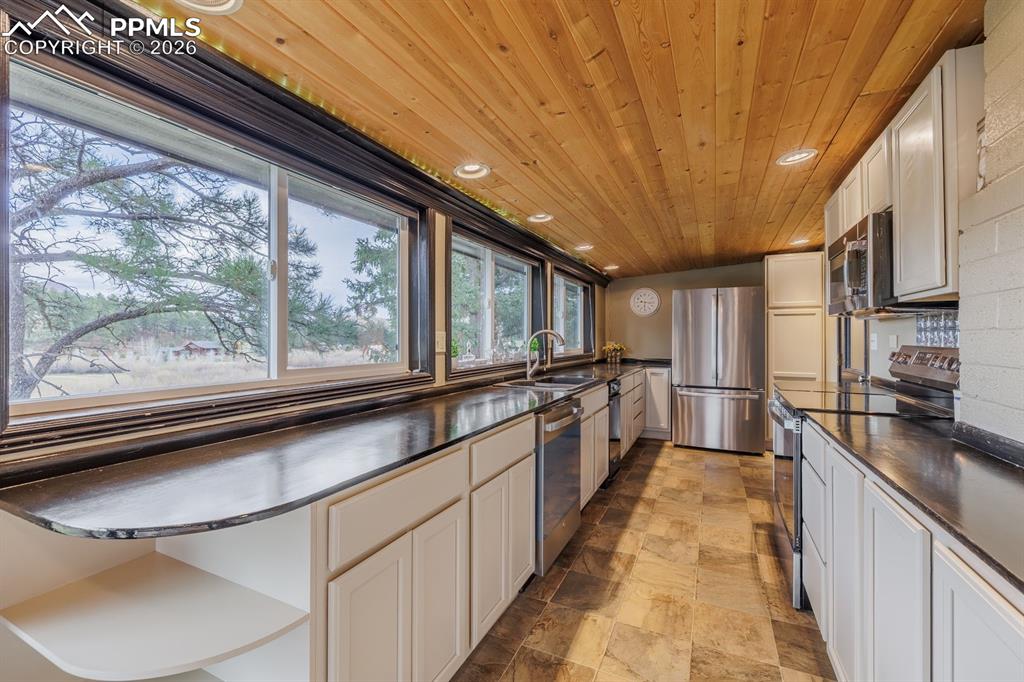Image 19 of 46: Kitchen