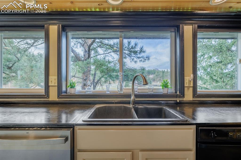 Image 21 of 46: Kitchen