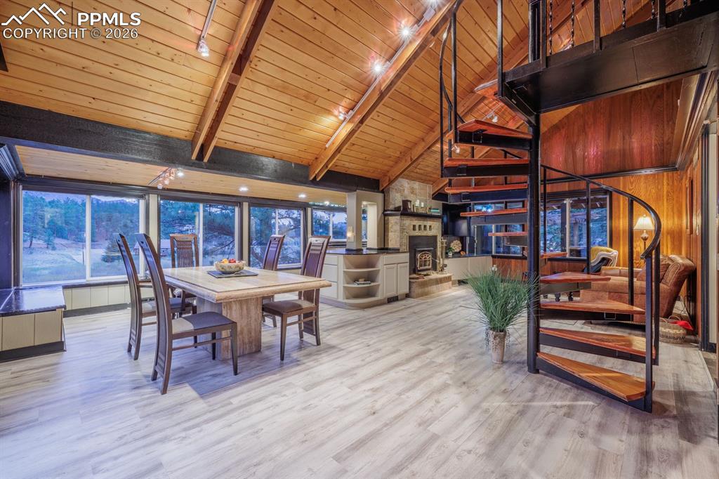 Image 33 of 46: Dining Area