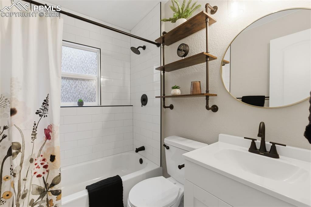 Image 15 of 23: Bathroom