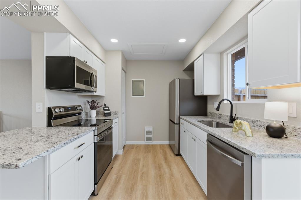 Image 8 of 23: Kitchen