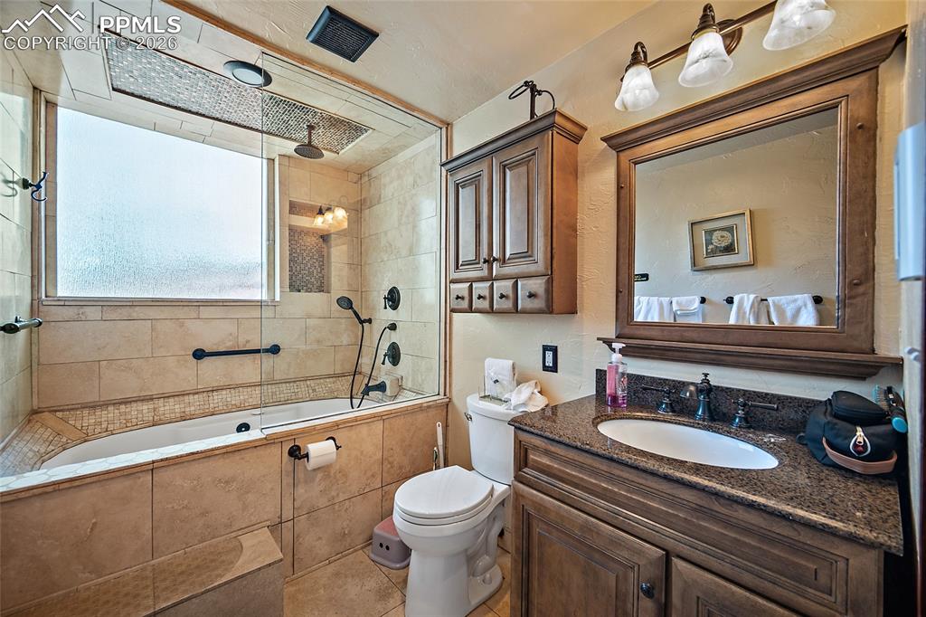 Image 15 of 48: Bathroom