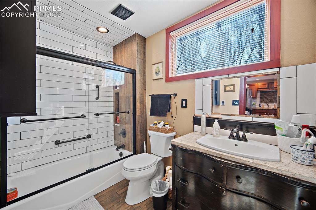 Image 33 of 48: Bathroom