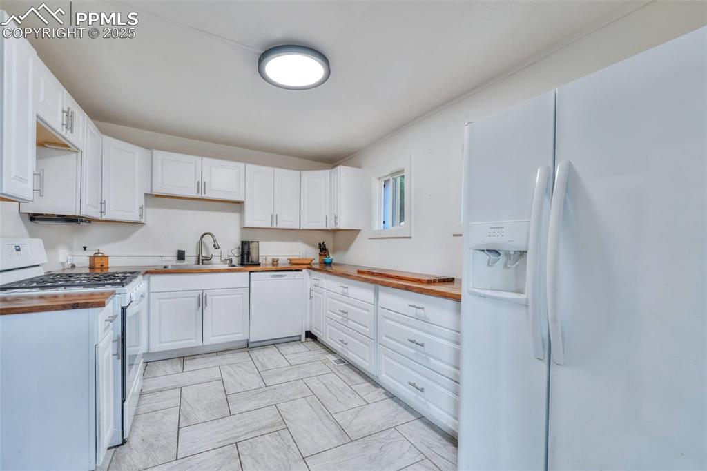 Image 17 of 38: Kitchen