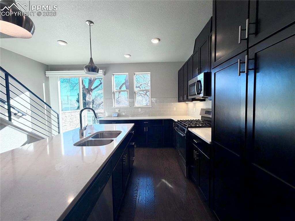 Image 16 of 42: Quartz countertops