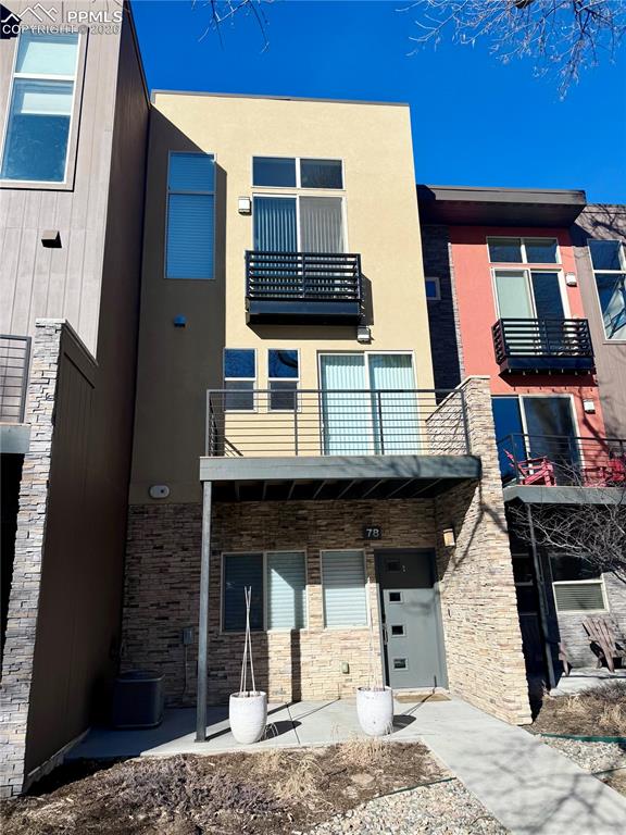 Image 2 of 42: Stucco Modern Townhome in Ivywild