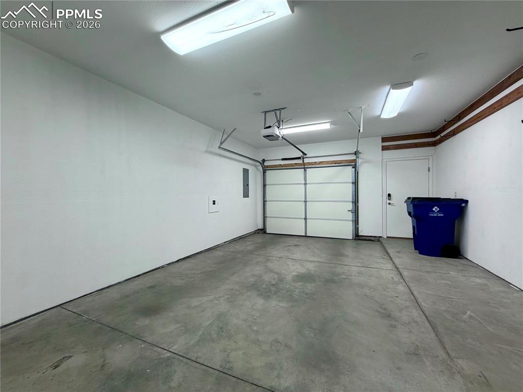 Image 35 of 42: Garage