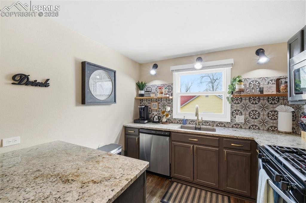 Image 10 of 50: Kitchen