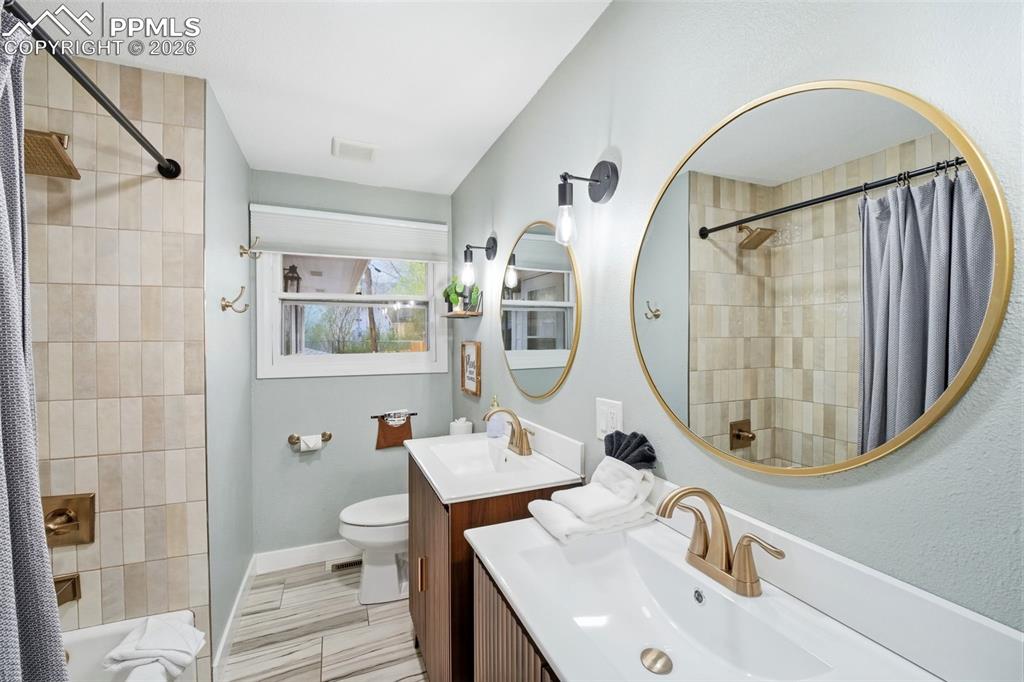 Image 14 of 50: Bathroom
