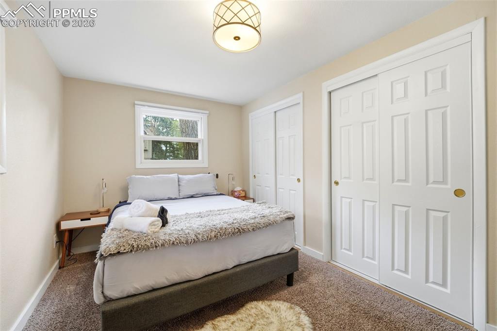 Image 16 of 50: Bedroom