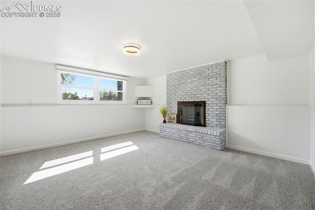 Image 18 of 50: Living Room