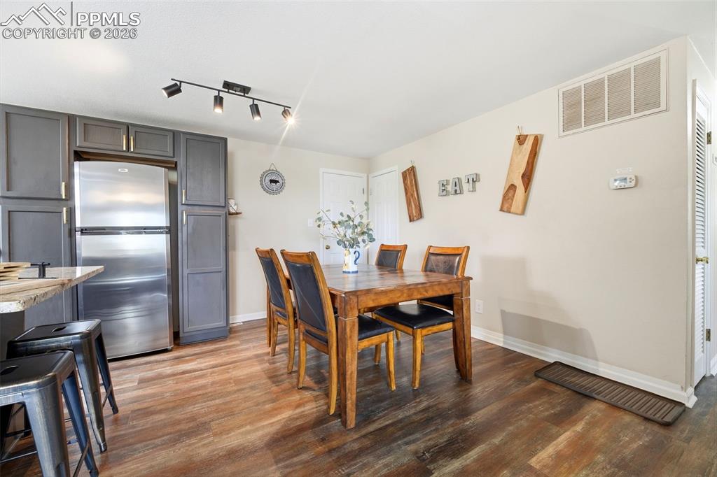 Image 7 of 50: Dining Area