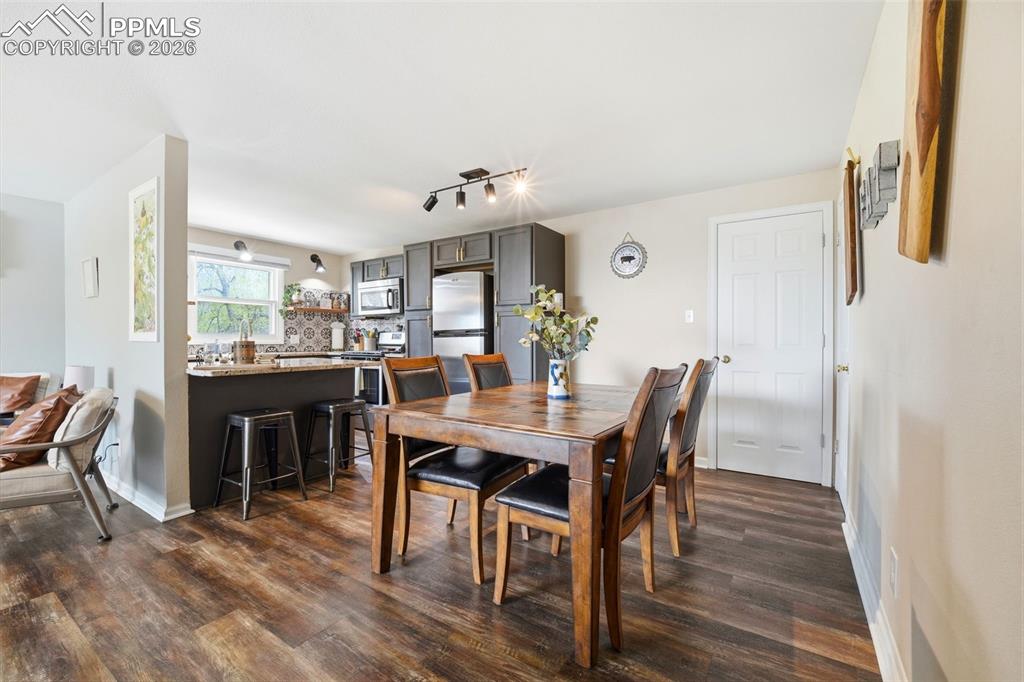 Image 8 of 50: Dining Area