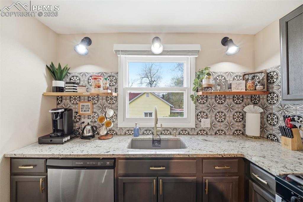 Image 9 of 50: Kitchen