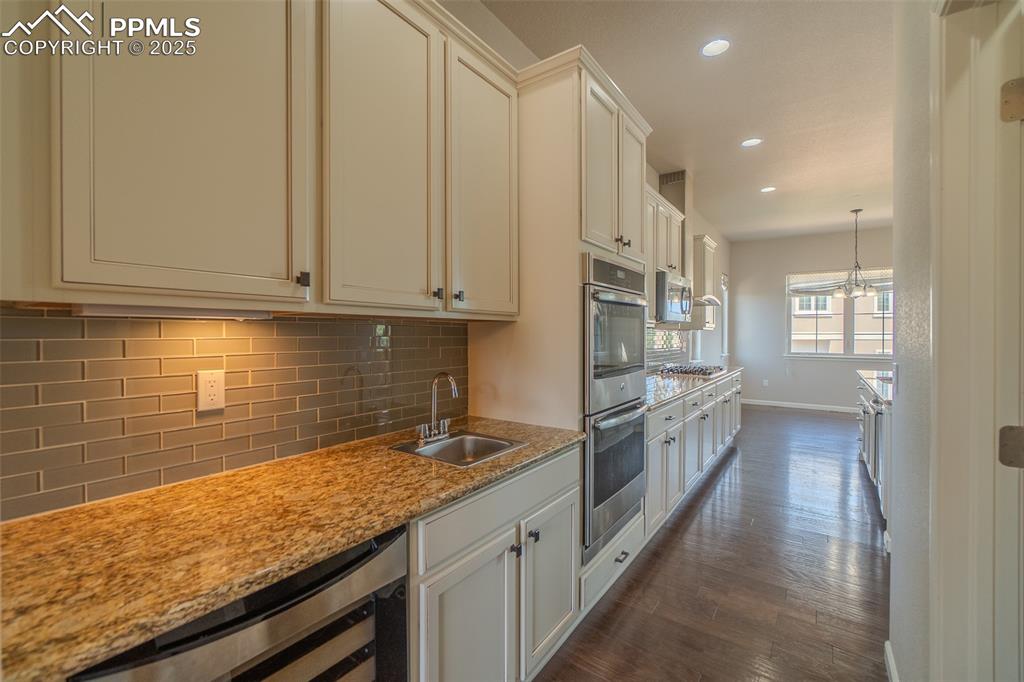 Image 19 of 49: Kitchen