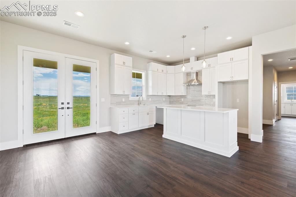 Image 12 of 39: Kitchen