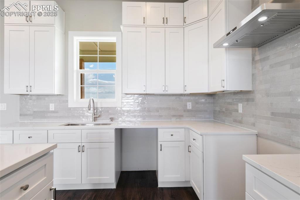 Image 13 of 39: Kitchen