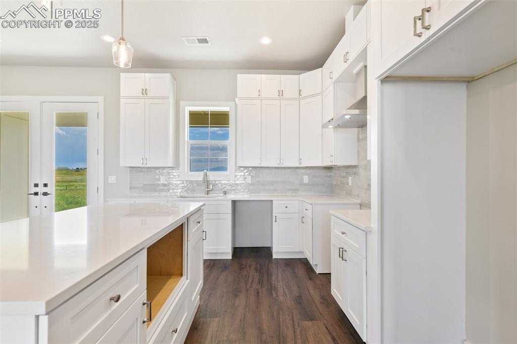 Image 16 of 39: Kitchen