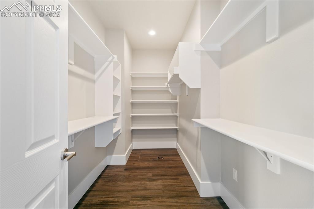 Image 19 of 39: Closet