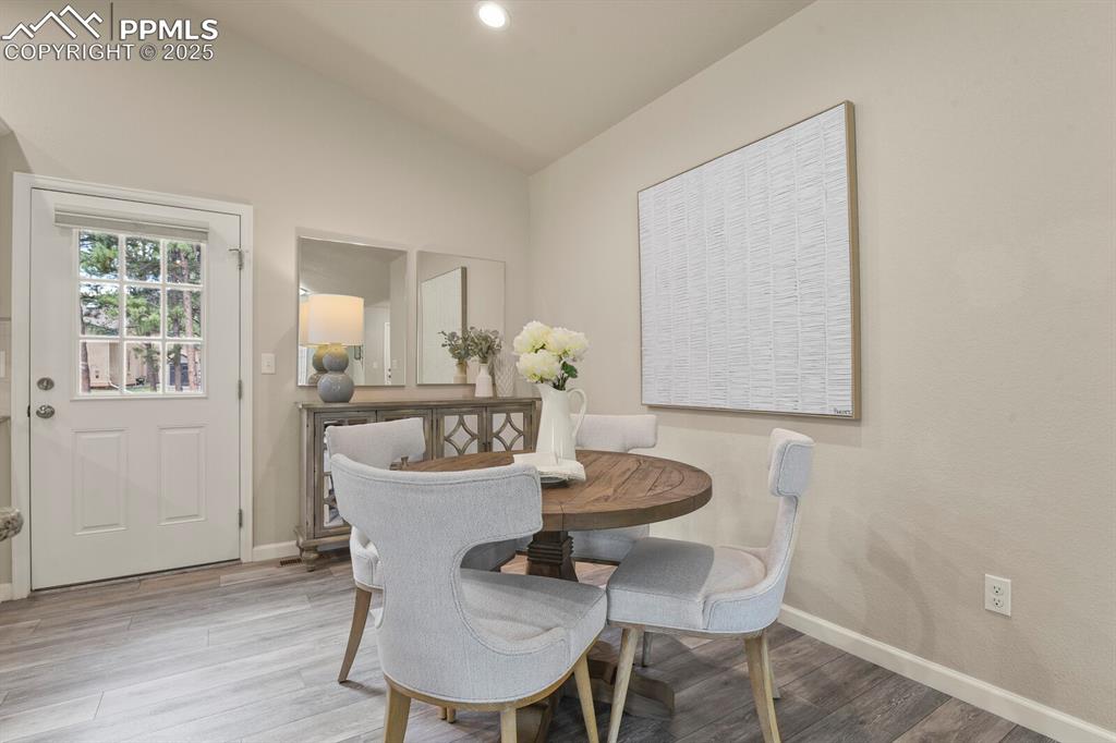 Image 5 of 19: Dining Area