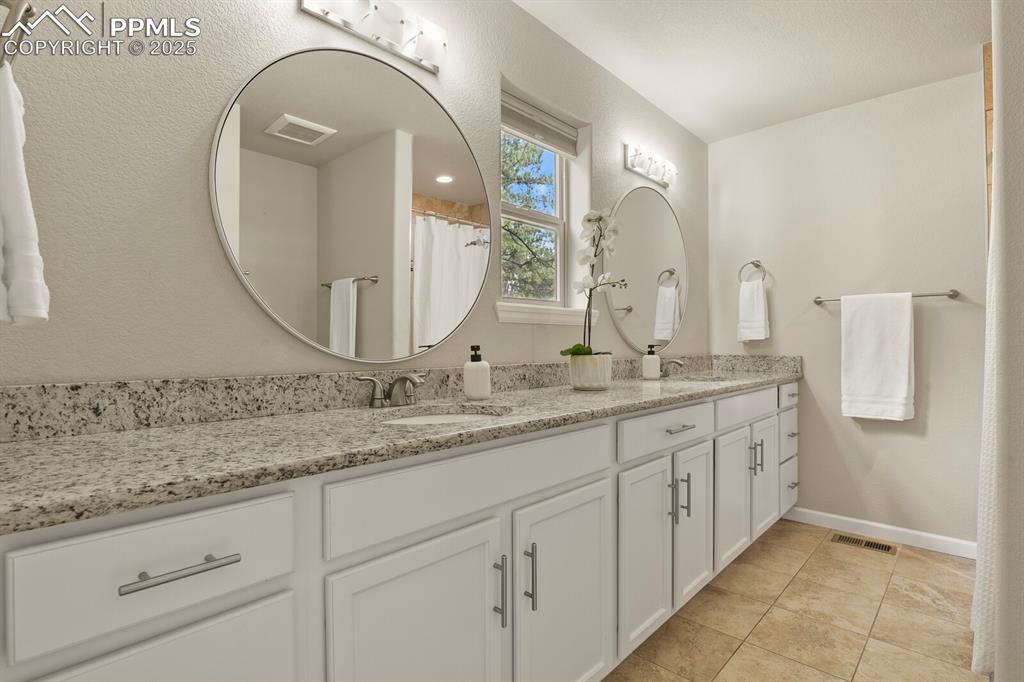 Image 9 of 19: Bathroom