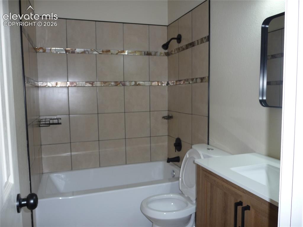 Image 10 of 18: Upper hall bath