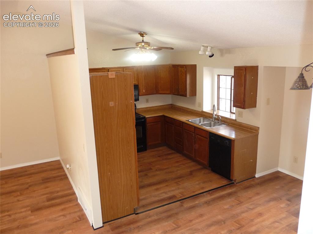 Image 4 of 18: Kitchen