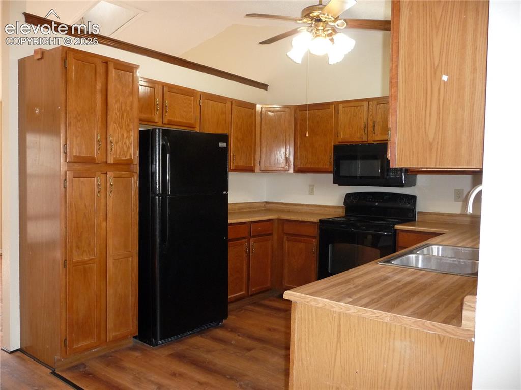 Image 5 of 18: Kitchen