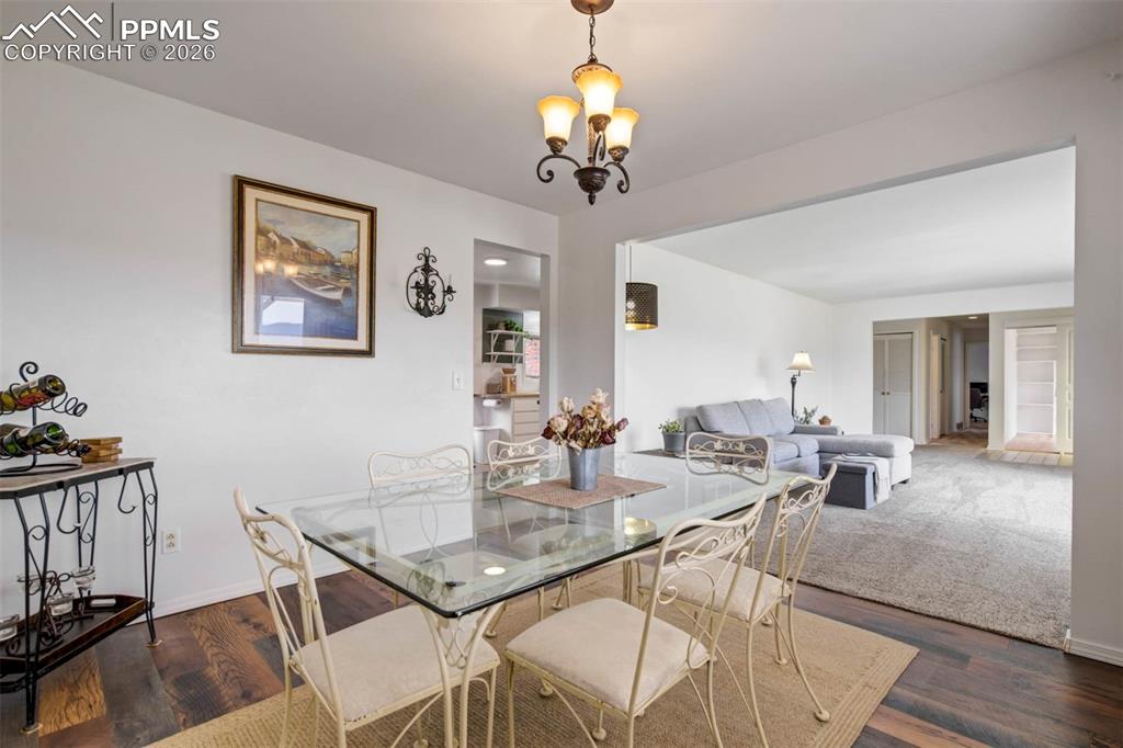 Image 14 of 50: Dining Area