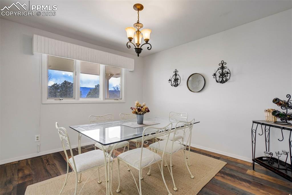 Image 15 of 50: Dining Area