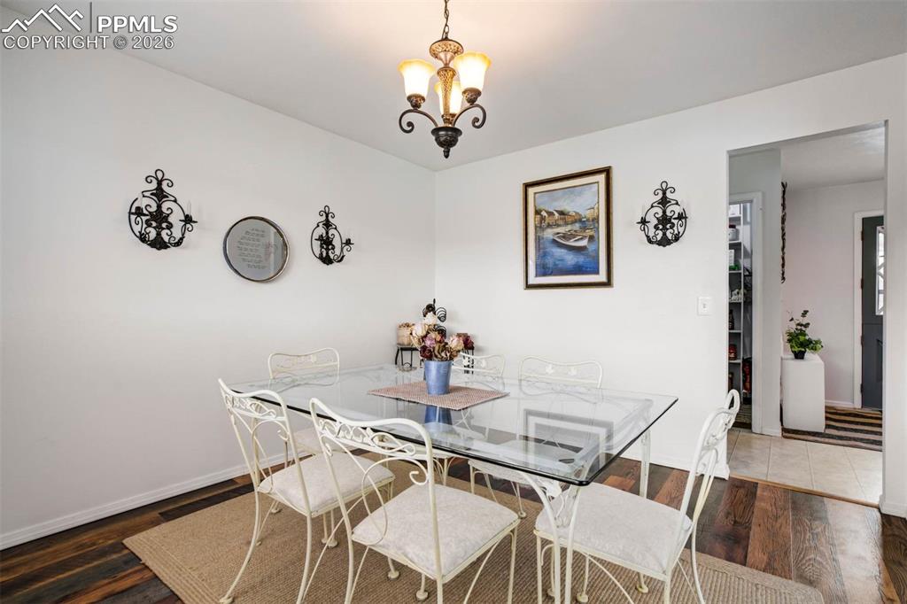 Image 16 of 50: Dining Area