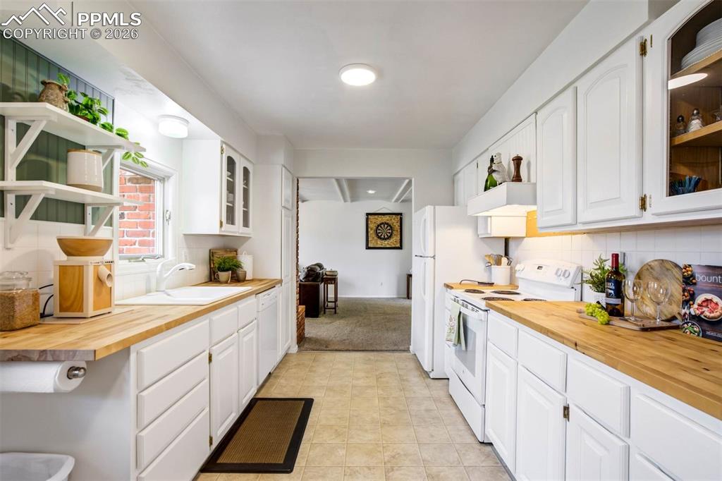 Image 17 of 50: Kitchen