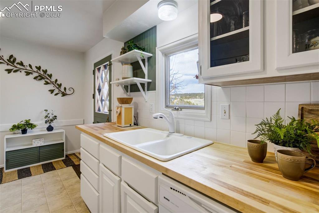 Image 18 of 50: Kitchen