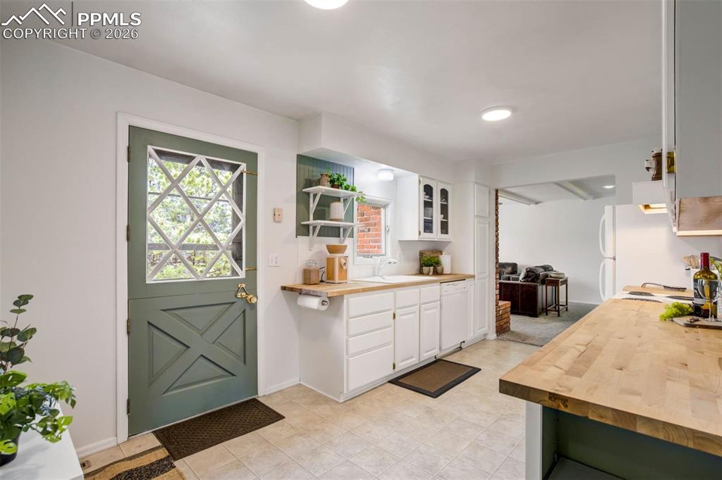 Image 20 of 50: Kitchen