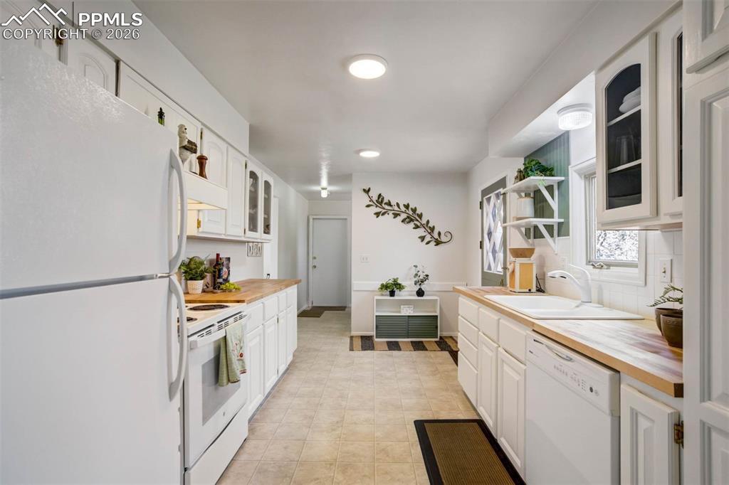 Image 21 of 50: Kitchen