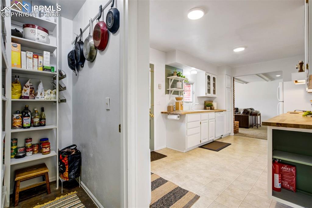 Image 23 of 50: Pantry