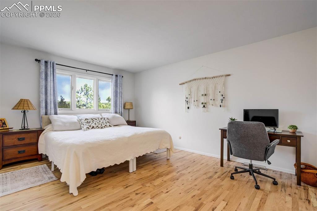 Image 25 of 50: Bedroom