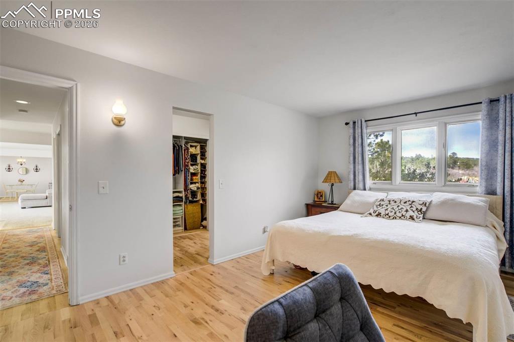 Image 26 of 50: Bedroom