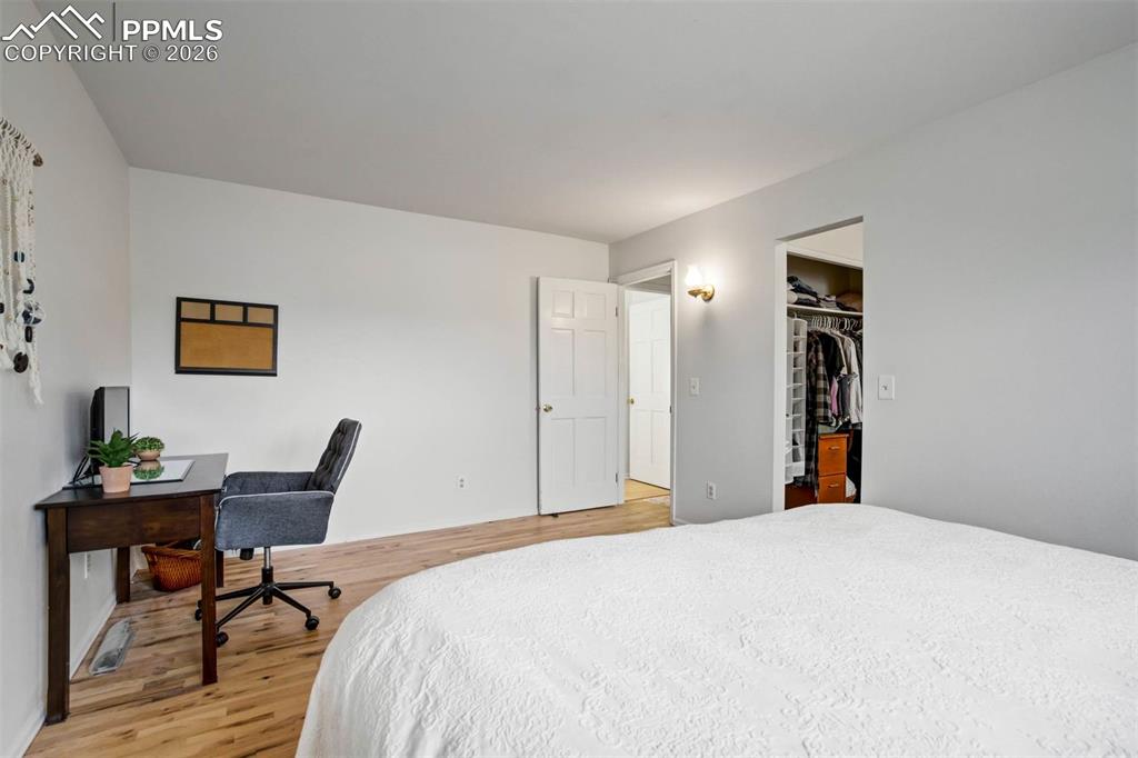 Image 27 of 50: Bedroom