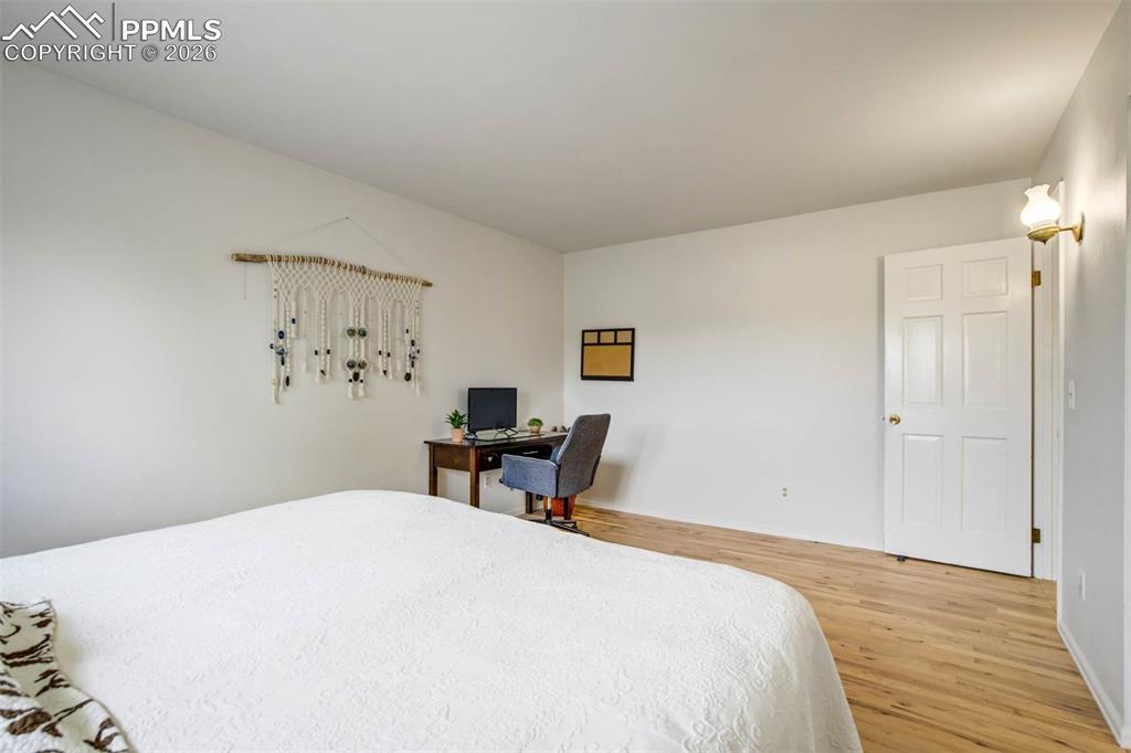 Image 28 of 50: Bedroom