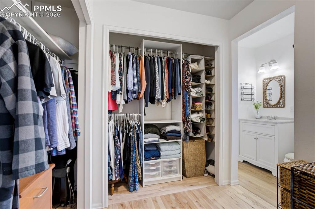 Image 29 of 50: Closet