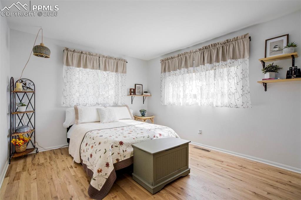 Image 31 of 50: Bedroom