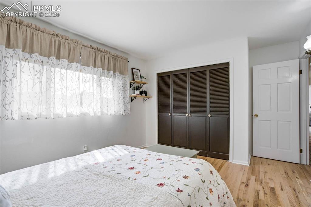 Image 32 of 50: Bedroom