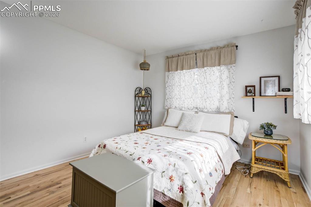 Image 33 of 50: Bedroom