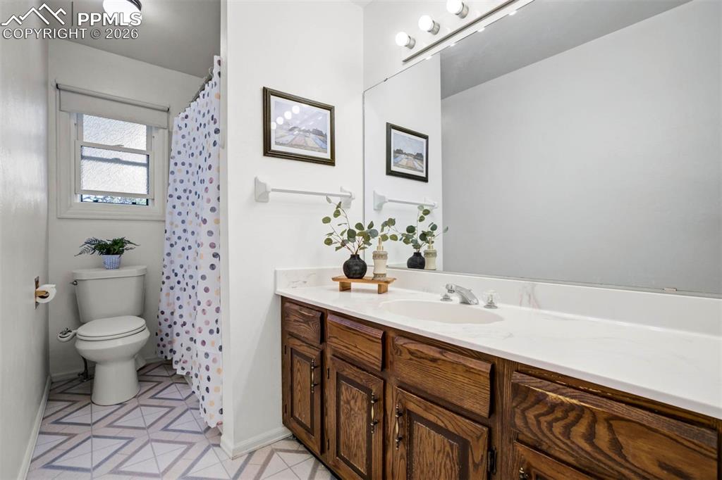 Image 36 of 50: Bathroom