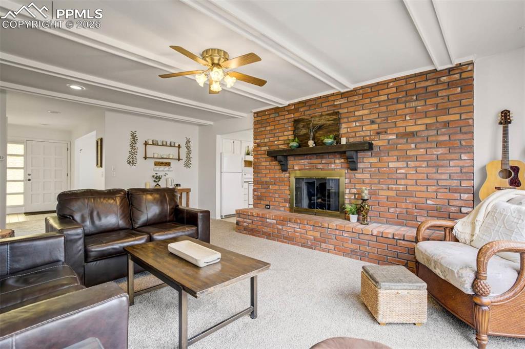 Image 4 of 50: Living Room