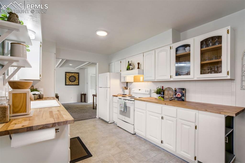 Image 5 of 50: Kitchen