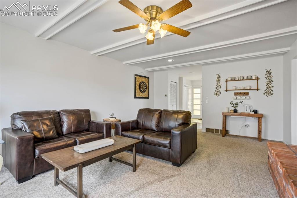 Image 7 of 50: Living Room