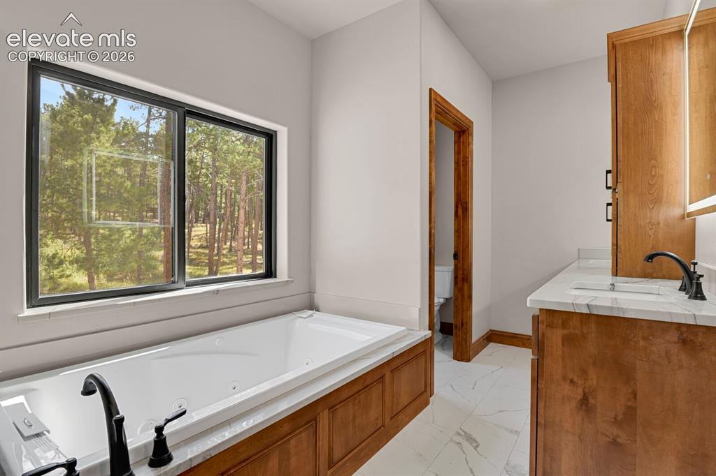 Image 19 of 50: Bathroom