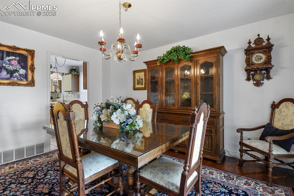 Image 13 of 50: Dining Area